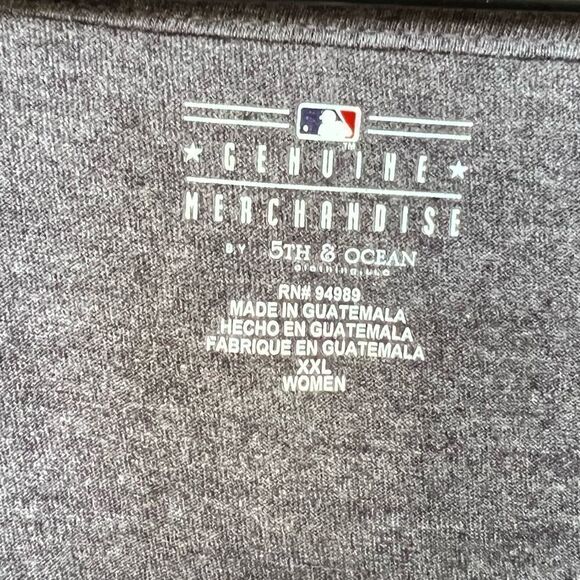 NWT MLB Genuine Merchandise Philadelphia Phillies V-Neck T-Shirt Heather Grey - Picture 3 of 5